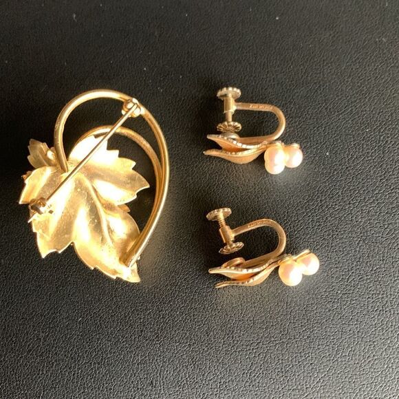 Lovely Vintage Genuine Pearls in Brushed Gold Leaves Brooch n CLIP Earrings Set - Picture 5 of 5